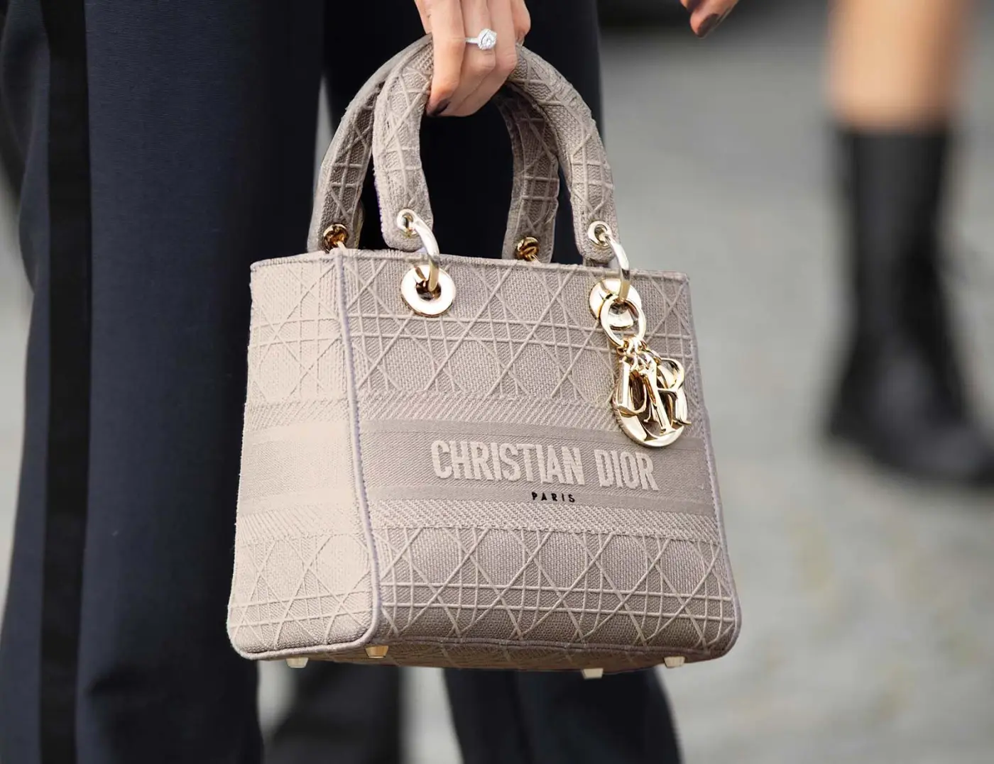 Sac Christian Dior cannage beige, charm et anses, porté au quotidien