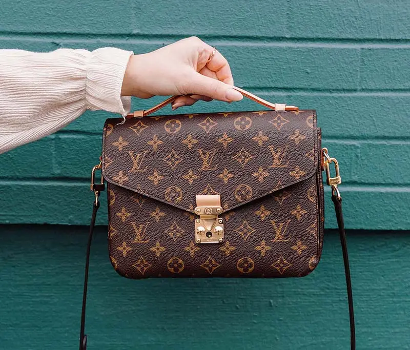 Sac Louis Vuitton toile Monogram, fermoir et bandoulière